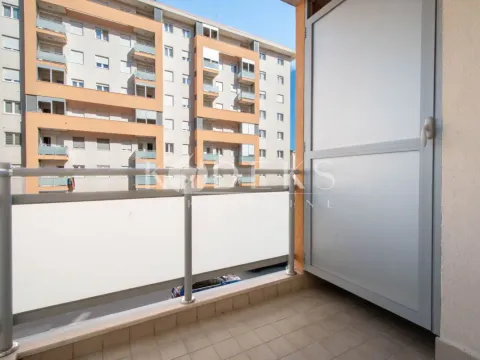 Izdavanje, poslovni prostor, 64m², City Kej, Podgorica - image 10