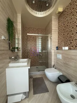 Moderno opremljeno kupatilo sa tuš kabinom, umivaonikom i sanitarijama. - image 10