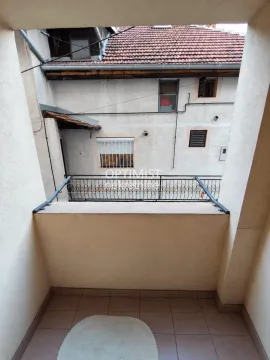 Manji popločani balkon sa ogradom i pogledom na susednu zgradu. - image 16