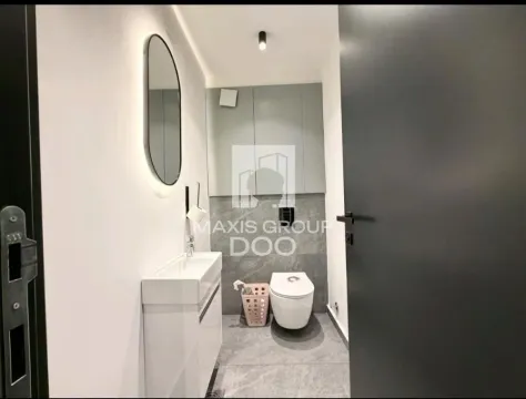 Savremeno opremljeno kupatilo sa umivaonikom i wc šoljom. - image 17