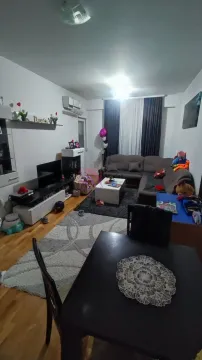 Dnevna soba sa garniturom, televizorom i trpezarijskim stolom. - image 4