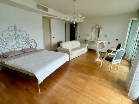Izdavanje, dvosoban stan, 140m², Centar, Budva - image 3