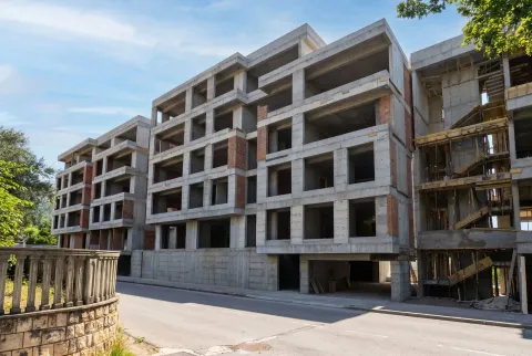 Spoljašnji izgled zgrade u izgradnji sa betonskom konstrukcijom. - image 5