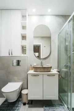 Moderne kupatilo sa tuš kabinom, umivaonikom i ugrađenom sanitarijom. - image 7