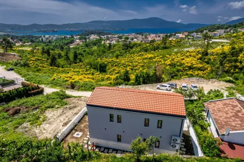 Pogled iz vazduha na novu kuću sa dvorištem i pogledom na more. - image 3