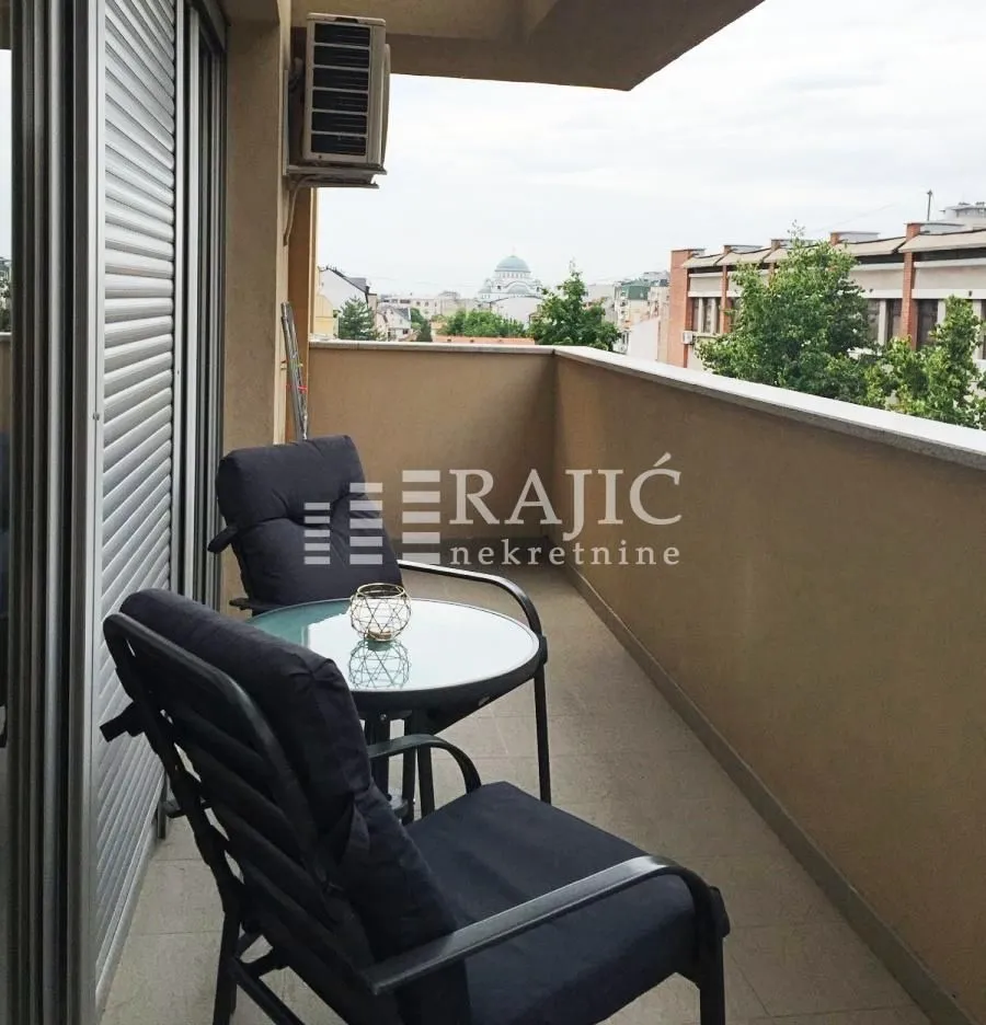 Furnished terrace with seating furniture and a city view.