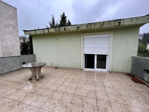 Prostrana terasa sa keramičkim pločicama i stolom. - image 10