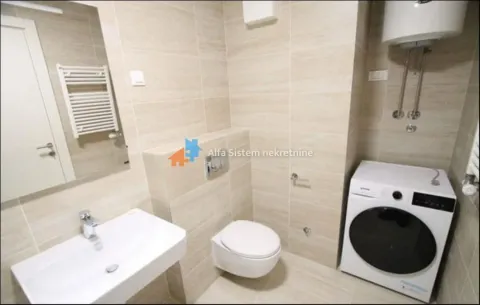 Kupatilo opremljeno sanitarijama, umivaonikom i veš mašinom. - image 15
