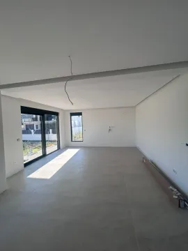 Prazna neopremljena prostorija sa velikim prozorima i keramičkim pločicama na podu. - image 6