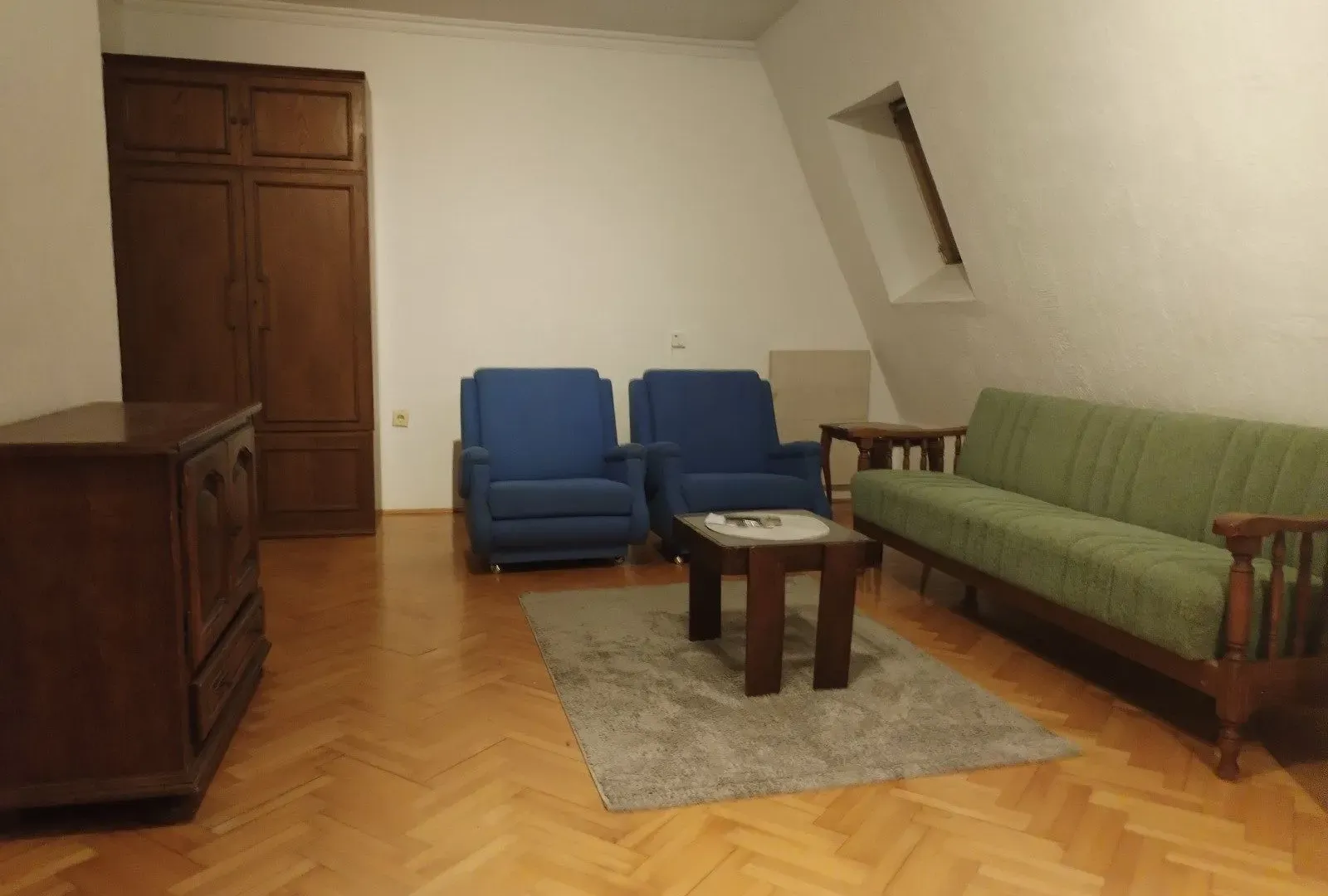 Izdavanje, četvorosoban stan, 104m², Čukarica, Beograd
