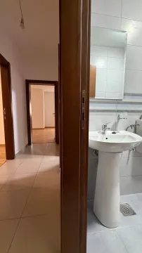 Pogled iz hodnika na kupatilo sa umivaonikom i ogledalom. - image 8
