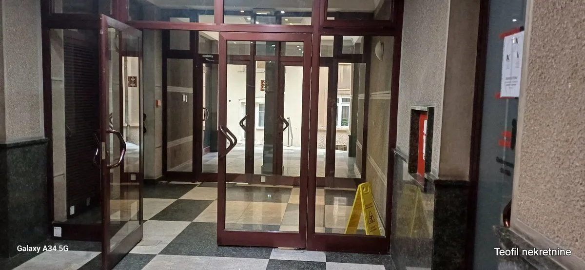 Prodaja, poslovni prostor, 1000m², Vračar, Šid