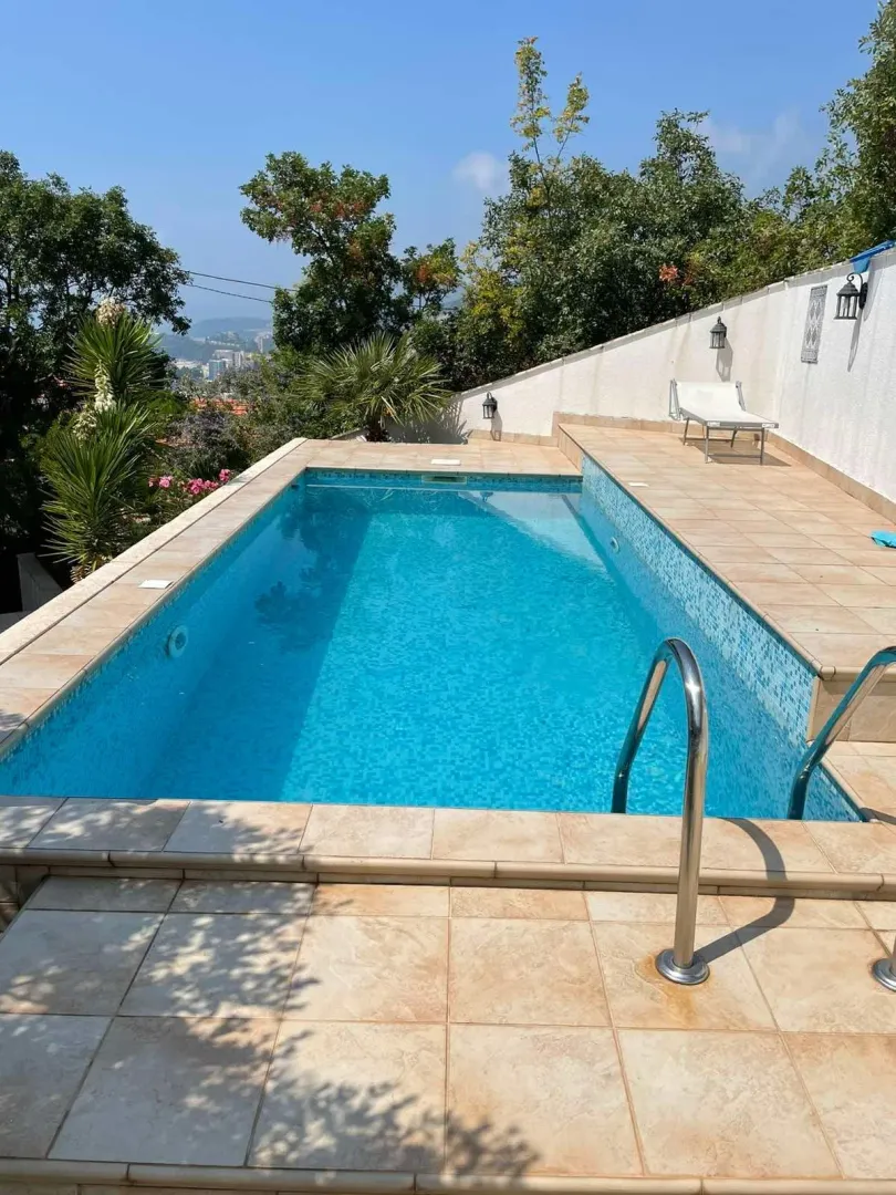 Izdavanje, kuća, 200m², Rafailovići, Budva