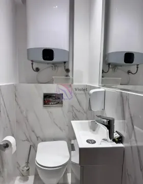 Manje kupatilo sa wc šoljom, umivaonikom i bojlerom na zidu. - image 11