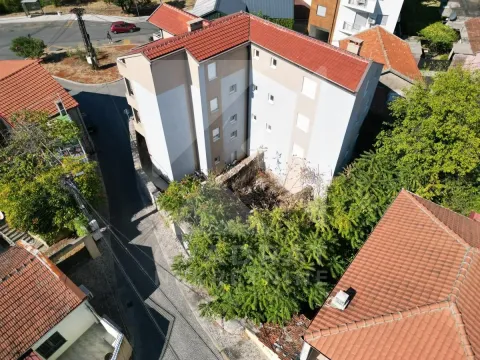 Pogled iz vazduha na višespratnu zgradu i okolno dvorište sa zelenilom. - image 5