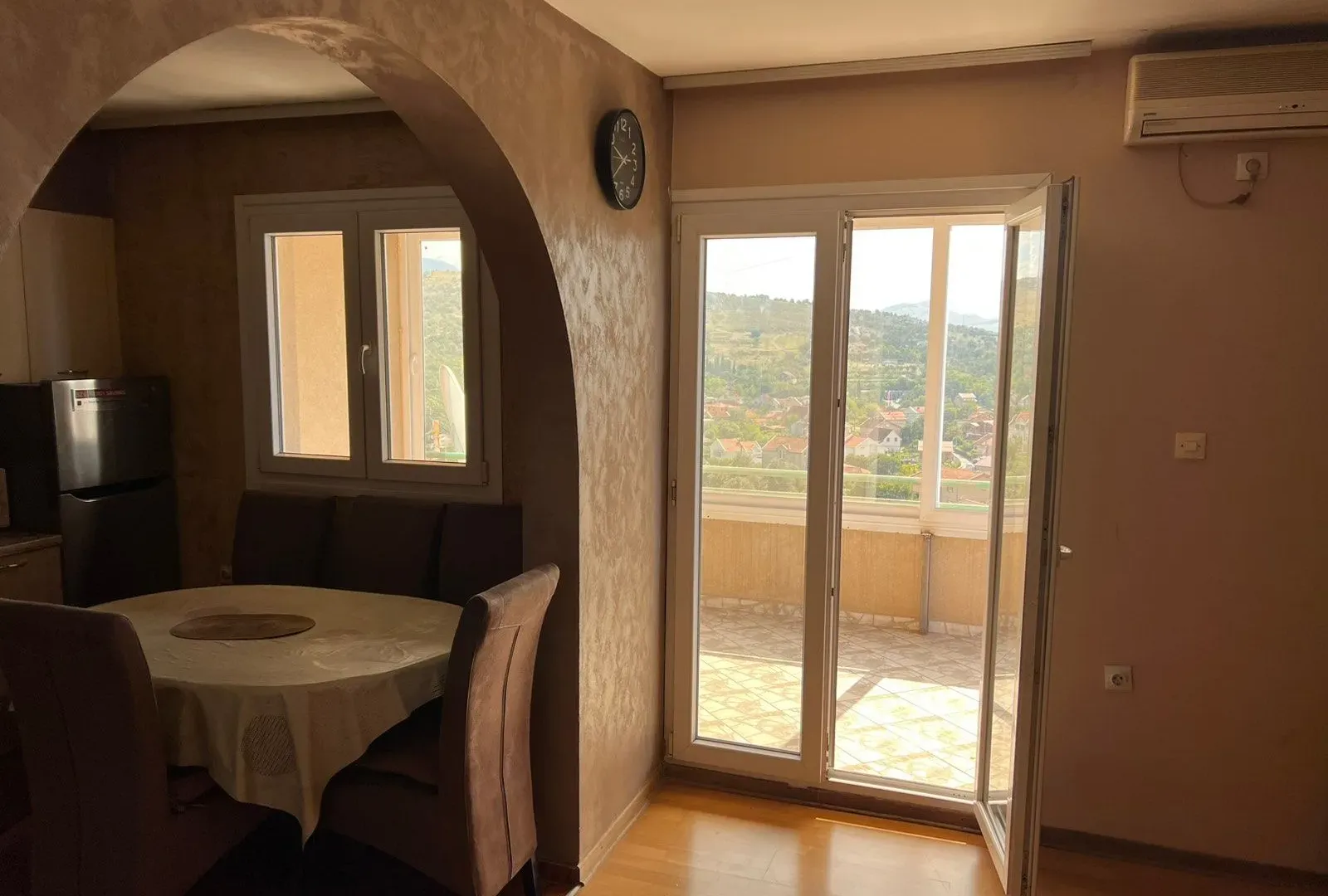Izdavanje, trosoban stan, 140m², Vranići, Podgorica