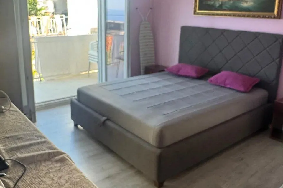 Bedroom with a double bed and access to the terrace.