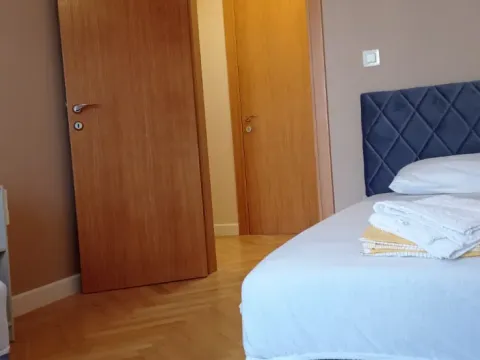 Izdavanje, dvosoban stan, 81m², Dobrota, Kotor - image 10