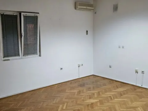 Izdavanje, kuća, 360m², Momišići, Podgorica - image 10