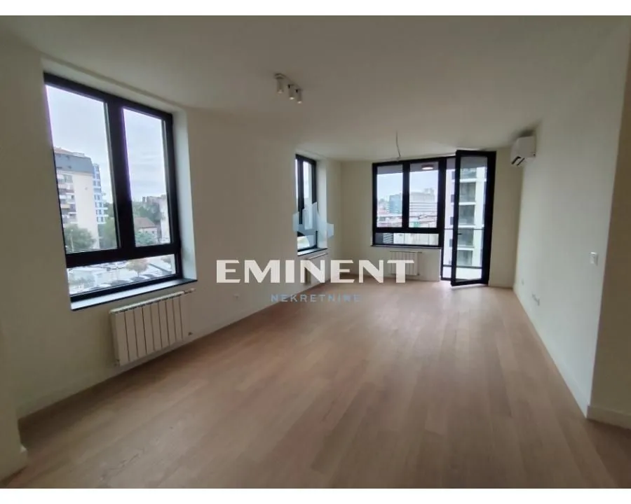 Izdavanje, trosoban stan, 77m², Savski Venac, Beograd