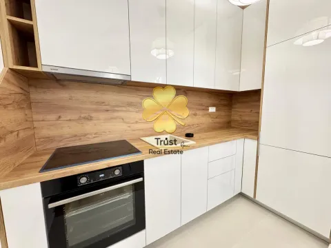 Moderna bijela kuhinja sa drvenim elementima i ugradnom rernom. - image 5