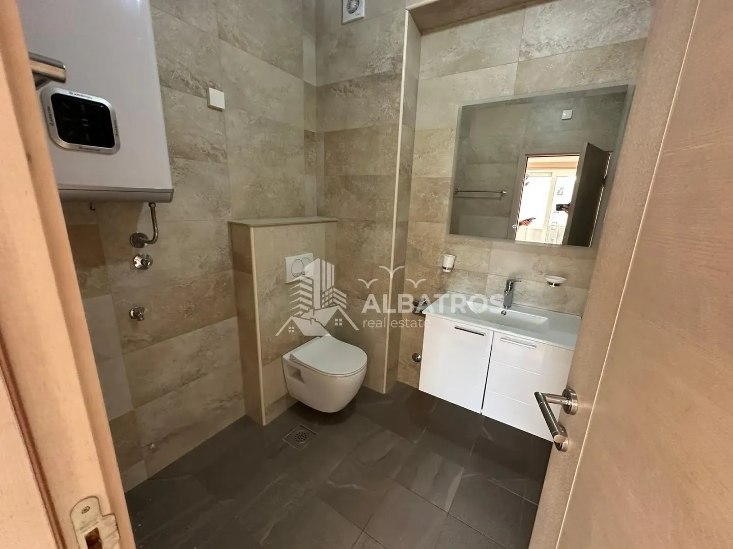 Manje kupatilo sa tuš kabinom, umivaonikom i wc šoljom.