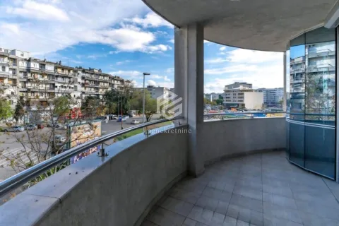 Prostrana polukružna terasa sa pogledom na grad i okolne zgrade. - image 12