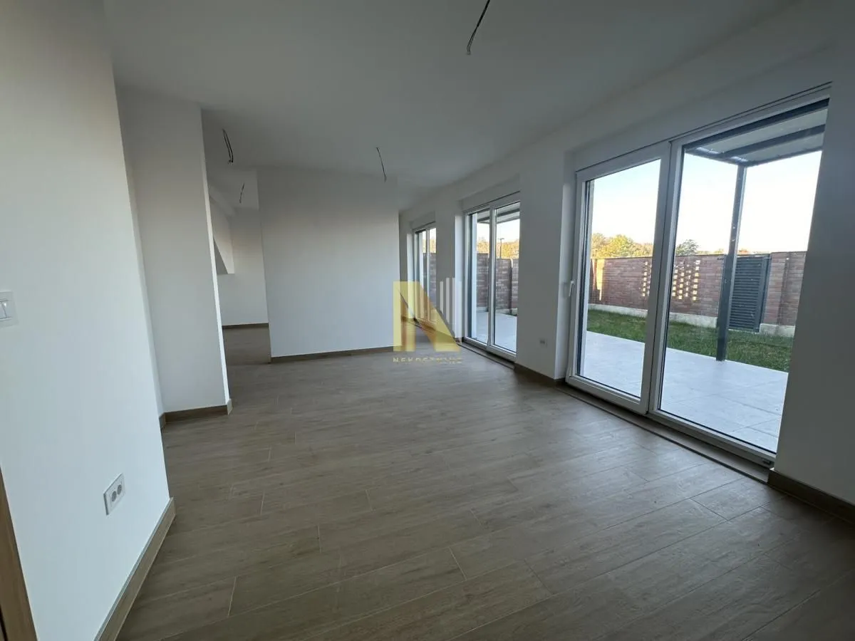 Prodaja, četvorosoban stan, 205m², Alibegovac, Petrovaradin
