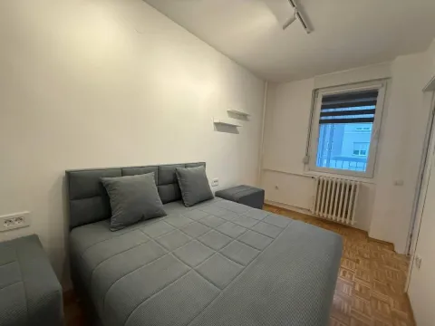 Spavaća soba sa bračnim krevetom i prozorom. - image 10