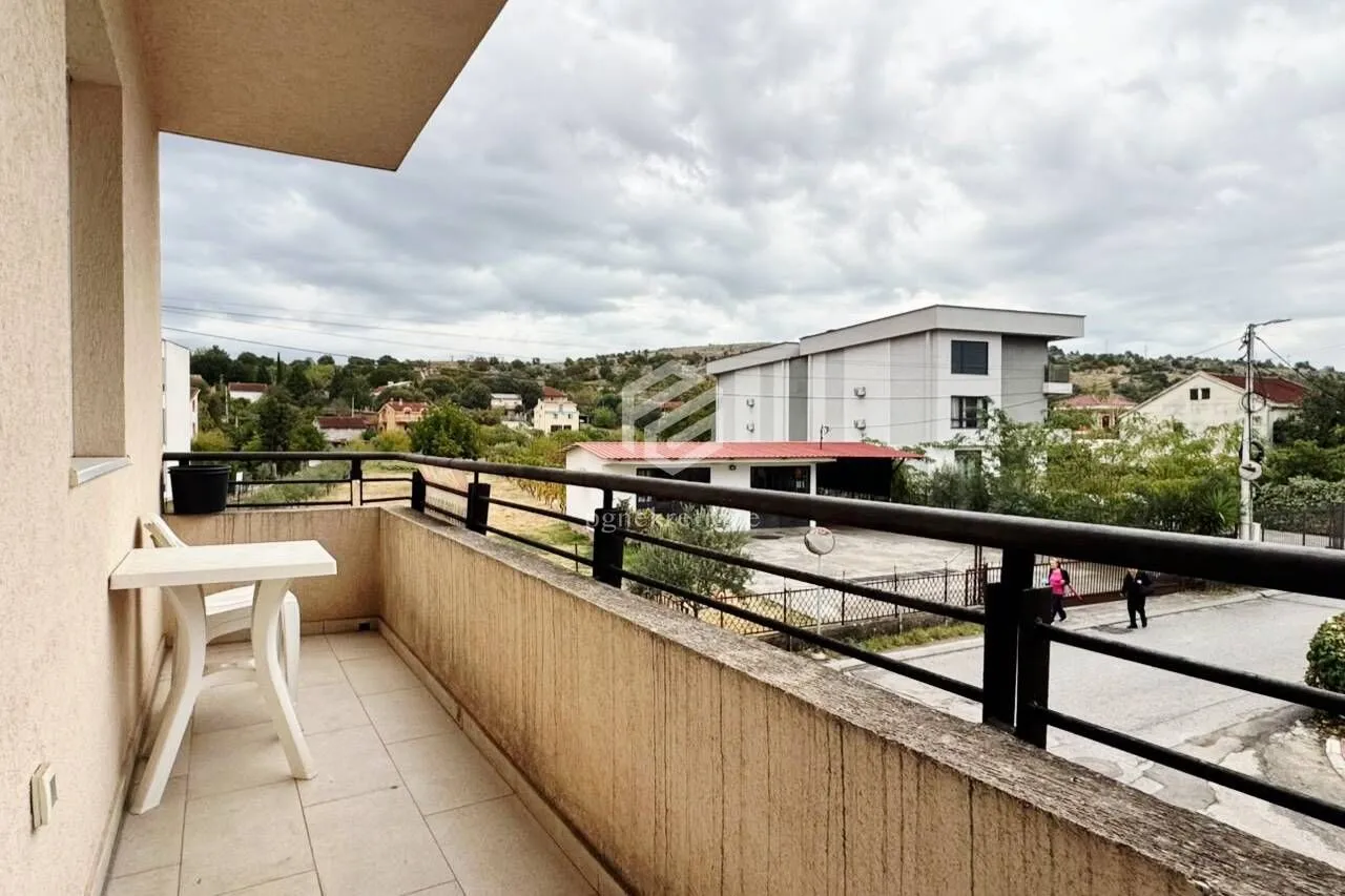 Natkriveni balkon sa pogledom na okolinu i ulicu.