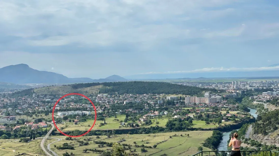 Panoramski pogled sa brda na gradsko naselje.