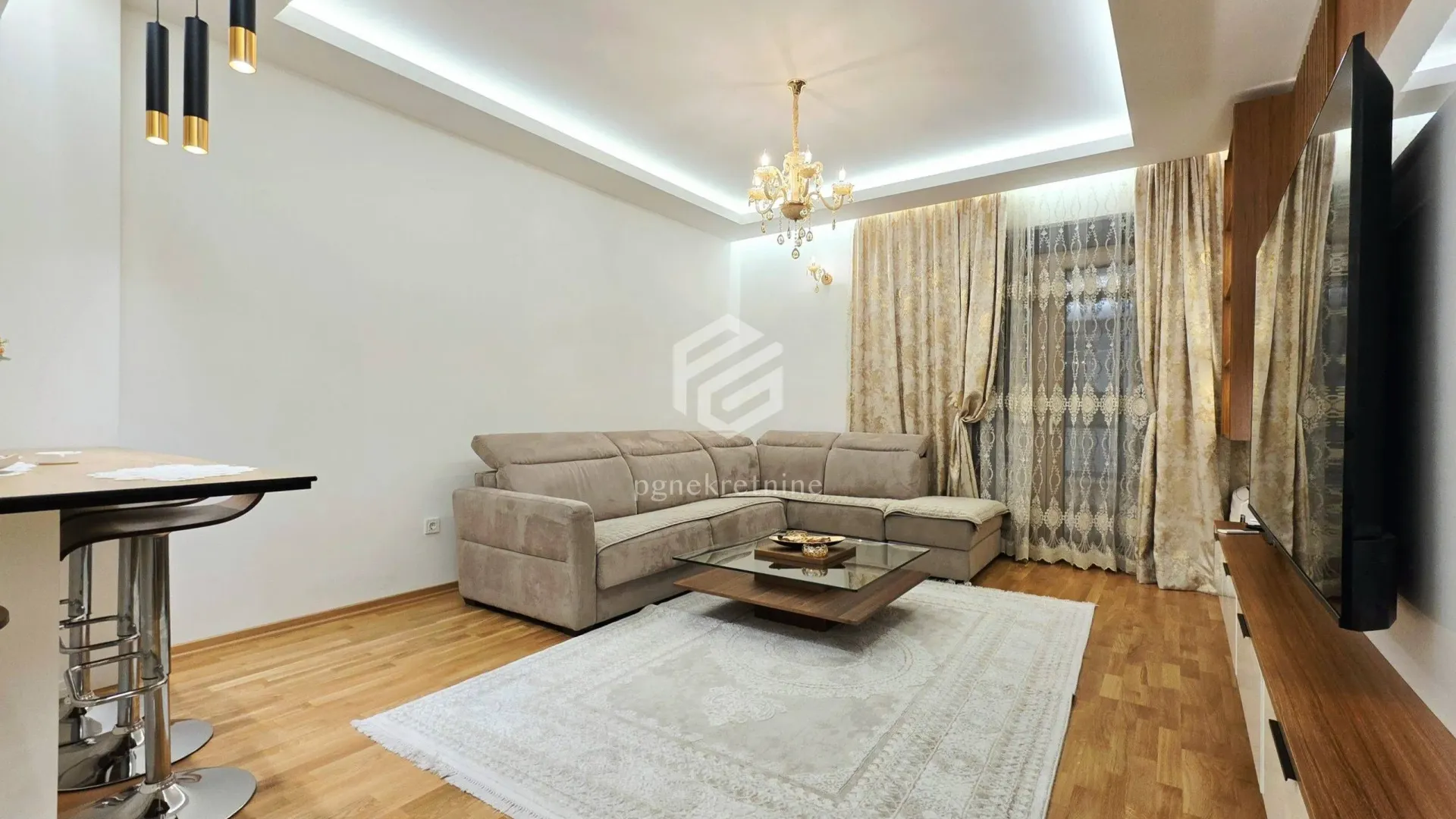 Izdavanje, dvosoban stan, 88m², Centar, Podgorica
