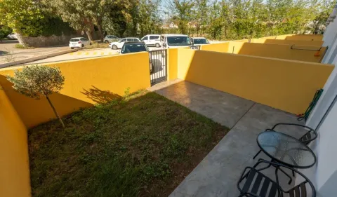 Privatno dvorište sa popločanim dijelom, malim travnjakom i garniturom za sjedenje. - image 11