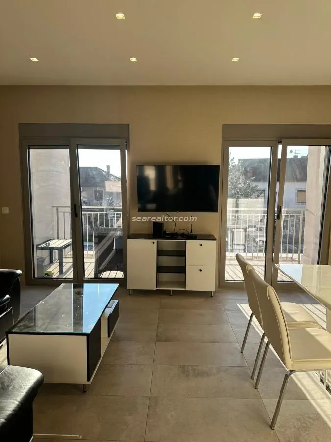 Izdavanje, jednosoban stan, 58m², Centar, Tivat