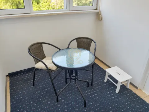 Zastakljena terasa sa stočićem i dve stolice. - image 11