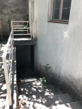 Spoljašnje betonske stepenice koje vode do ulaza u podrum. - image 13