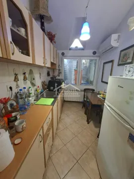 Manja kuhinja sa trpezarijskim stolom i donjim i gornjim elementima. - image 2