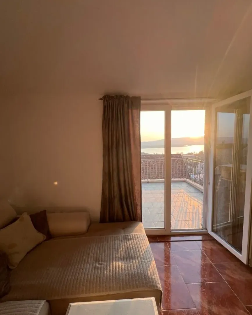 Izdavanje, jednosoban stan, 54m², Kava, Tivat
