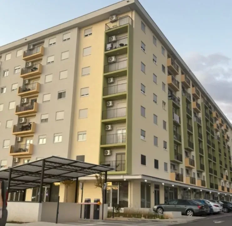 Izdavanje, dvosoban stan, 60m², Pobrežje, Podgorica