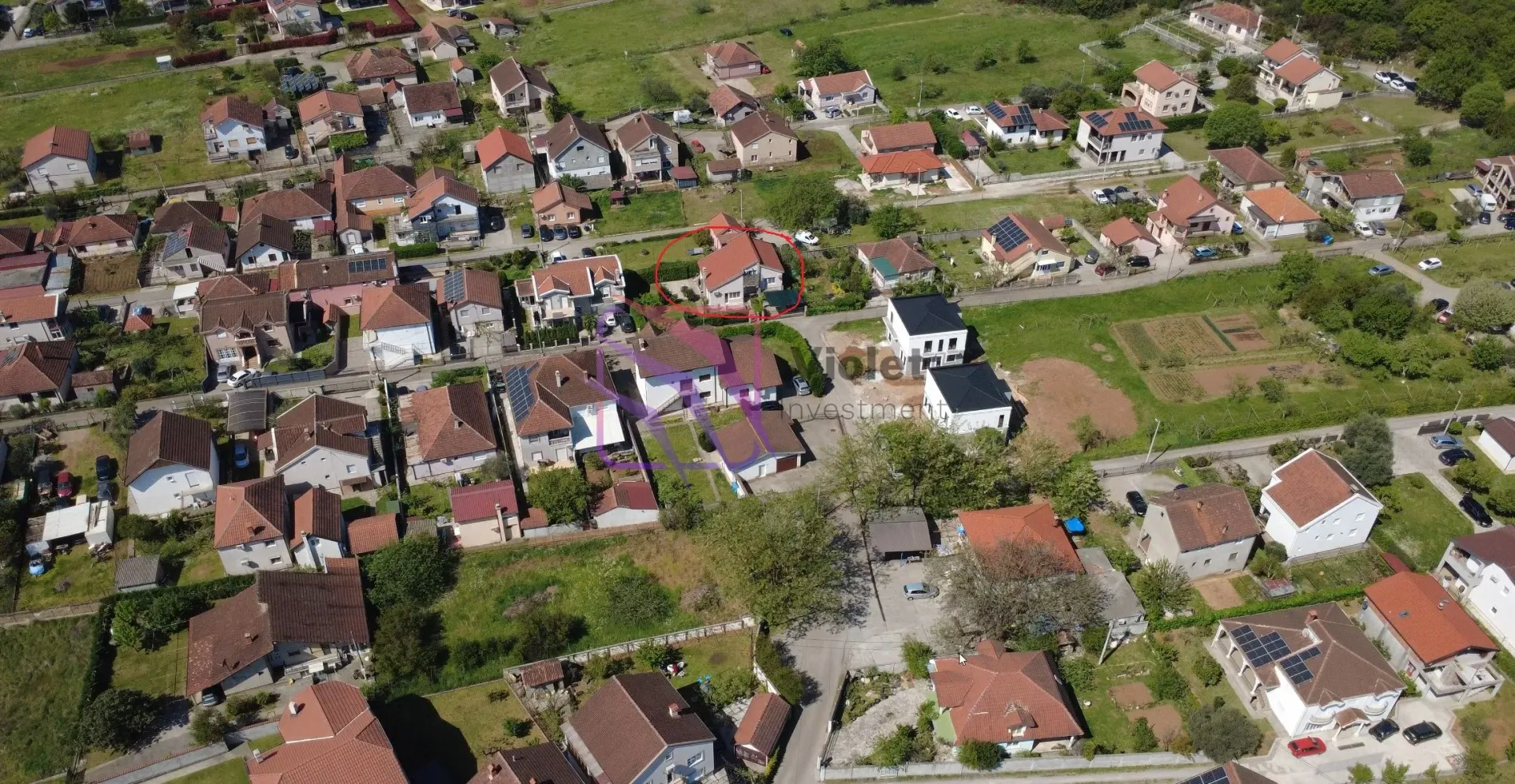Pogled iz vazduha na okolno naselje i kuću.