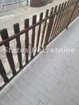 Balkon sa drvenom ogradom i popločanim podom. - image 10