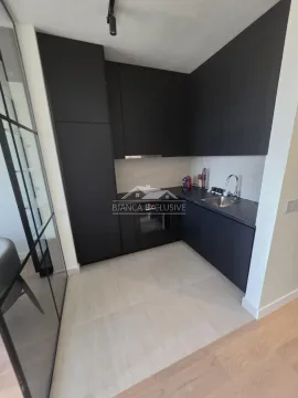 Moderna crna kuhinja sa ugrađenim aparatima. - image 4