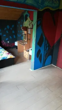 Soba sa šarenim zidovima, radnim stolom i krevetom. - image 5