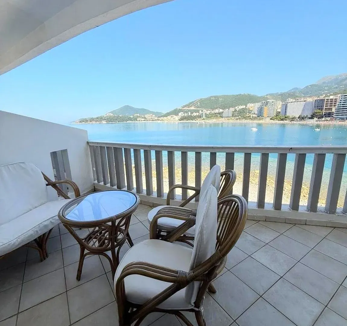 Izdavanje, dvosoban stan, 85m², Rafailovići, Budva