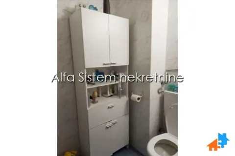 Manje kupatilo sa belim ormarićem i toaletom. - image 12