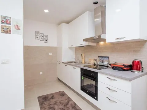 Izdavanje, jednosoban stan, 57m², Centar, Tivat - image 8