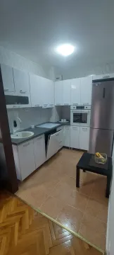 Manja bijela kuhinja sa frižiderom i trpezarijskim stočićem. - image 3