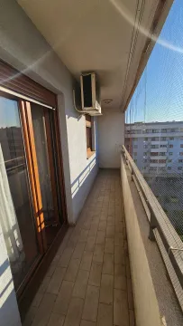Dugačka popločana terasa sa zaštitnom mrežom i spoljnom jedinicom klima uređaja. - image 15