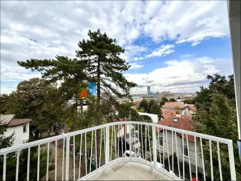 Pogled sa balkona na grad i okolno zelenilo. - image 18