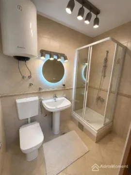 Kupatilo opremljeno tuš kabinom, umivaonikom, WC šoljom i bojlerom. - image 5